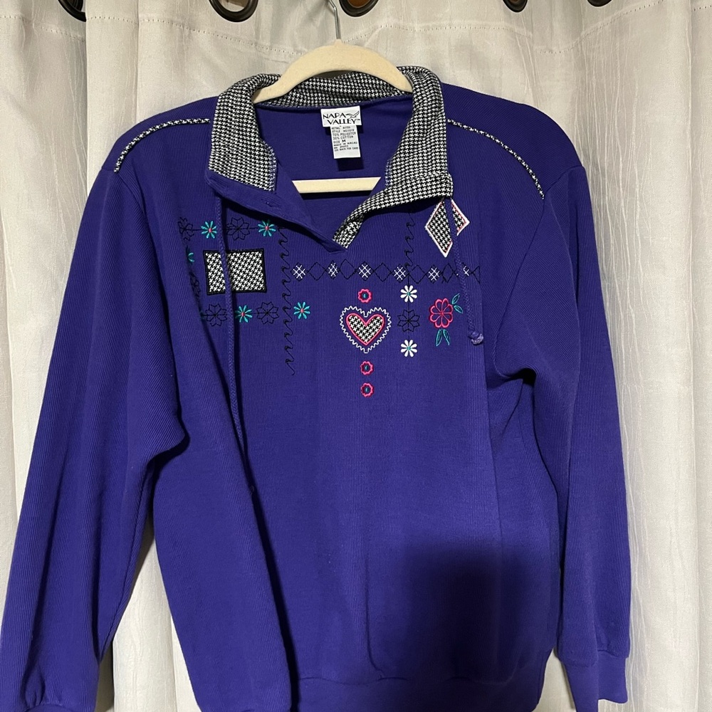Vintage Women's Purple Embroidered Sweatshirt